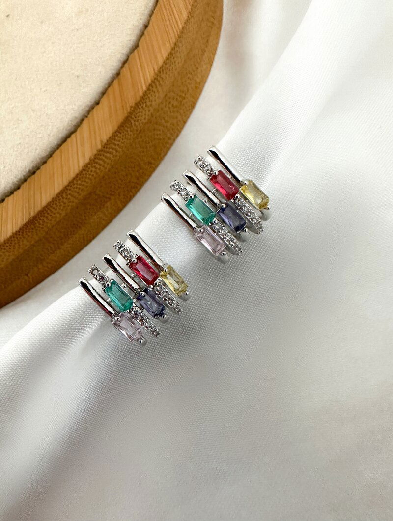 Brinco Folheado a Ouro 18k e Prata Cinco Fios com Navetes e Detalhes Cravejados