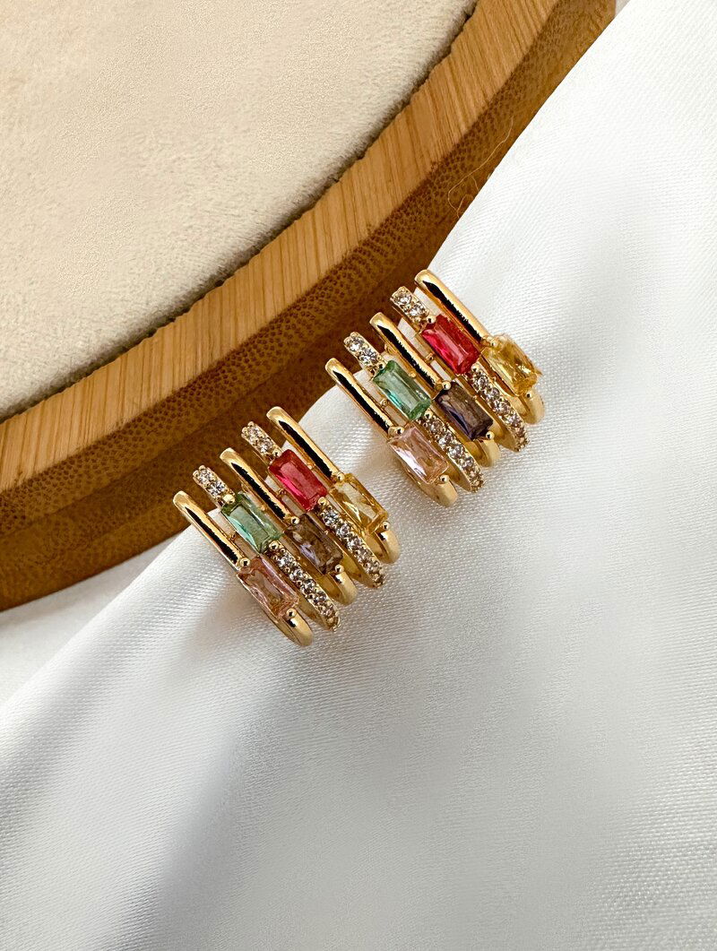 Brinco Folheado a Ouro 18k e Prata Cinco Fios com Navetes e Detalhes Cravejados