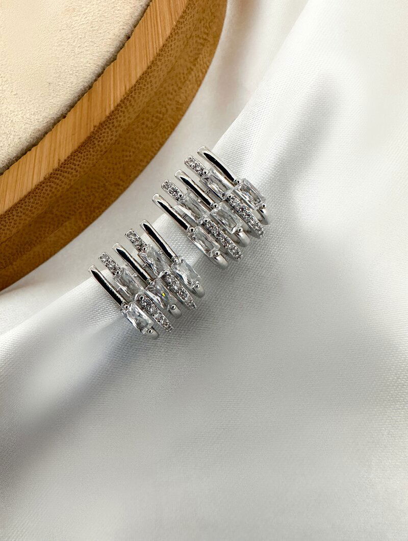 Brinco Folheado a Ouro 18k e Prata Cinco Fios com Navetes e Detalhes Cravejados