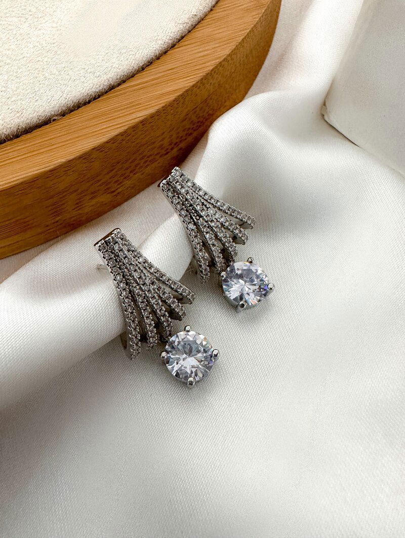 Brinco Folheado a Ouro 18k e Prata Cinco Fios Cravejados com Pedra de Zircônia