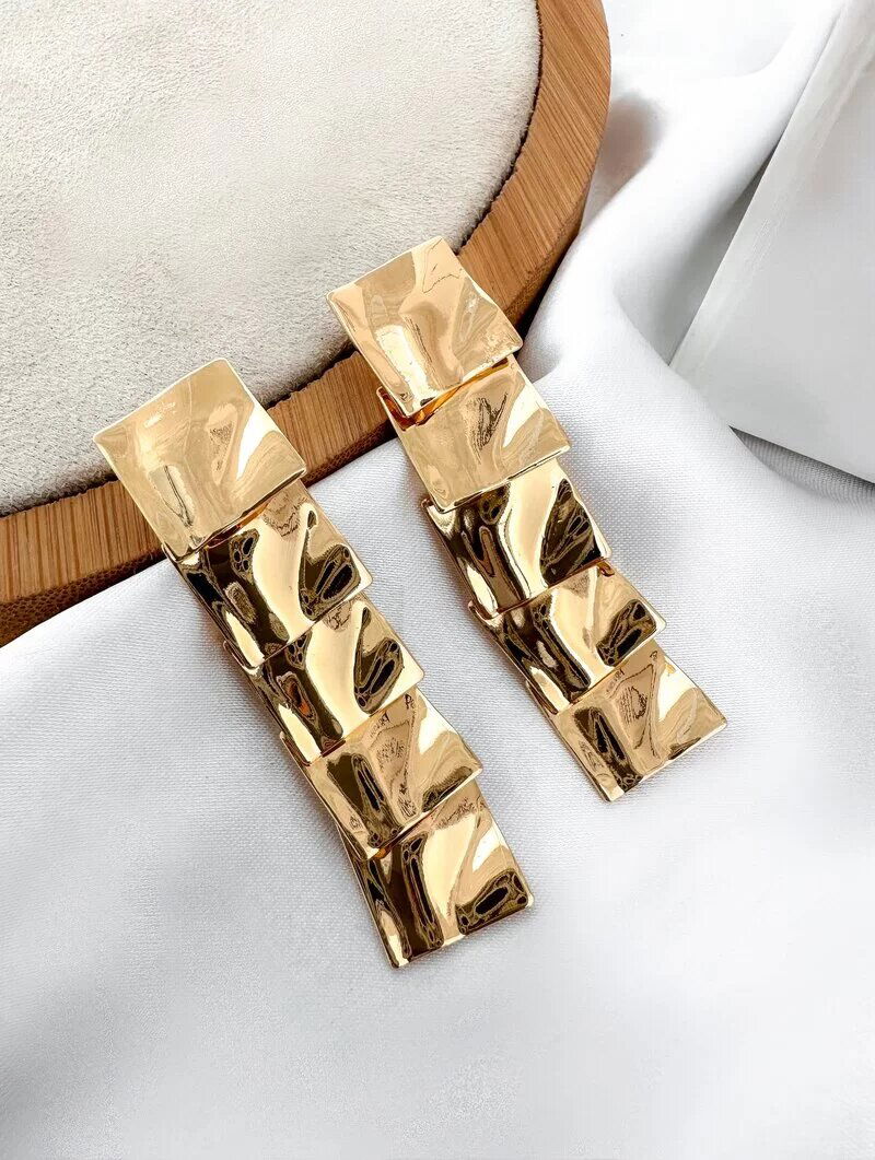 Brinco Folheado a Ouro 18k e Prata Cinco Quadrados Martelados