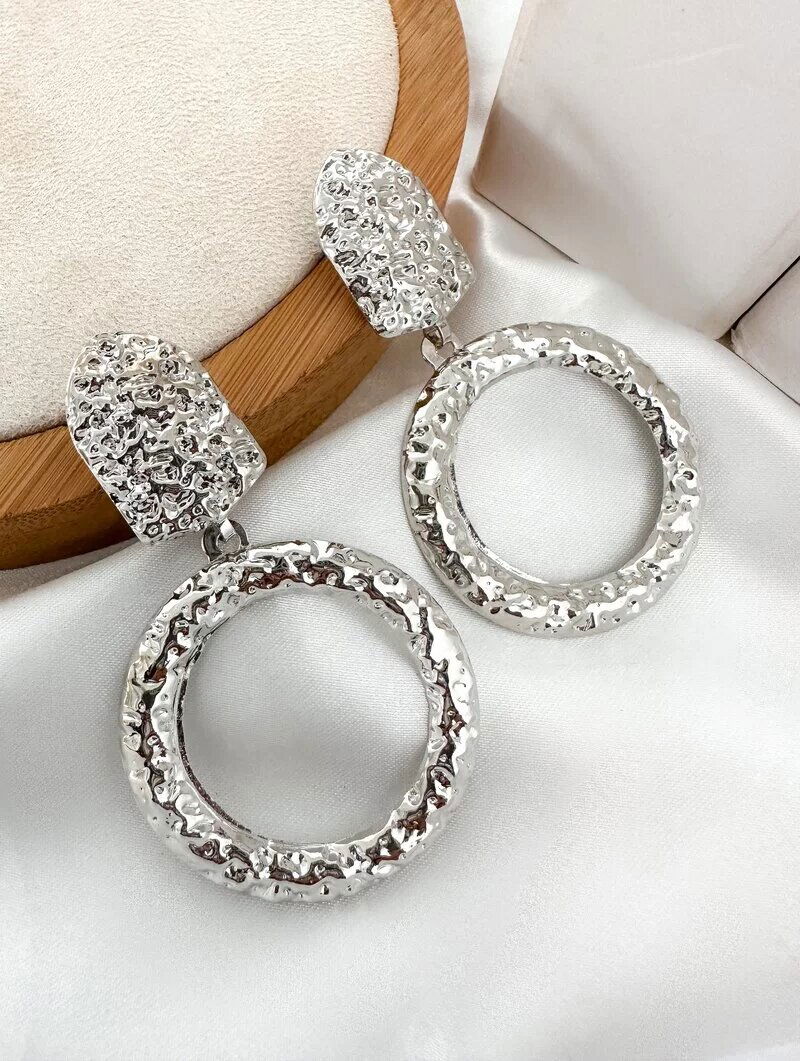 Brinco Folheado a Ouro 18k e Prata Circulo com Botton Martelado