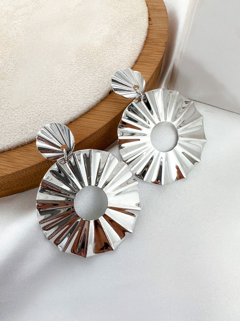 BRINCO FOLHEADO A OURO 18K E PRATA CIRCULO COM DETALHE VAZADO E PONTEIRA