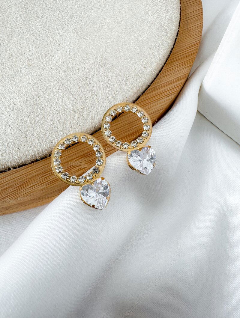 Brinco Folheado a Ouro 18k e Prata Circulo Cravejado com Coração de Zircônia