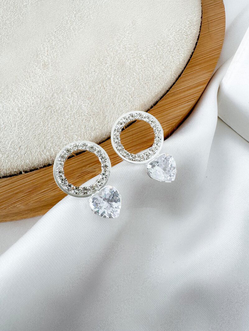 Brinco Folheado a Ouro 18k e Prata Circulo Cravejado com Coração de Zircônia