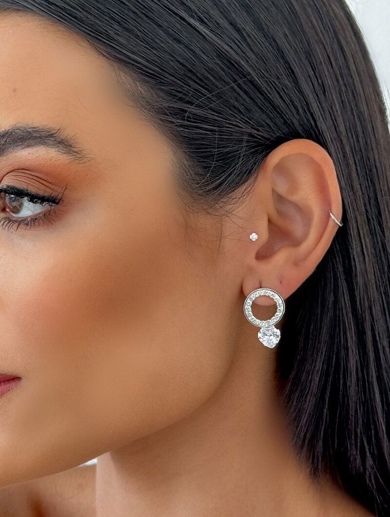 Brinco Folheado a Ouro 18k e Prata Circulo Cravejado com Coração de Zircônia