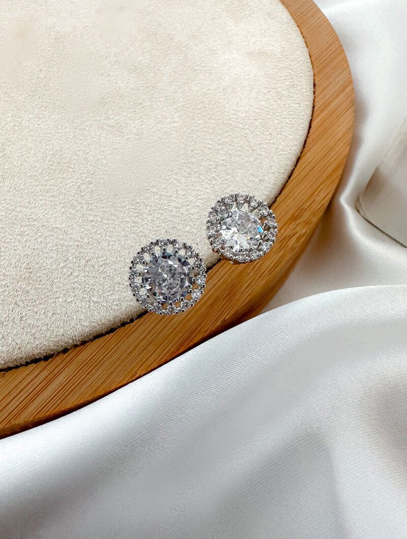 Brinco Folheado a Ouro 18k e Prata Circulo Cravejado com Zircônia Central