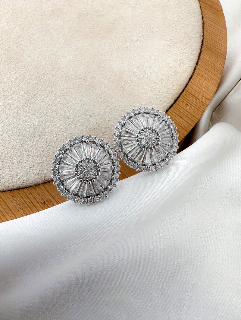 Brinco Folheado a Ouro 18k e Prata Circulo Cravejado e Navetes