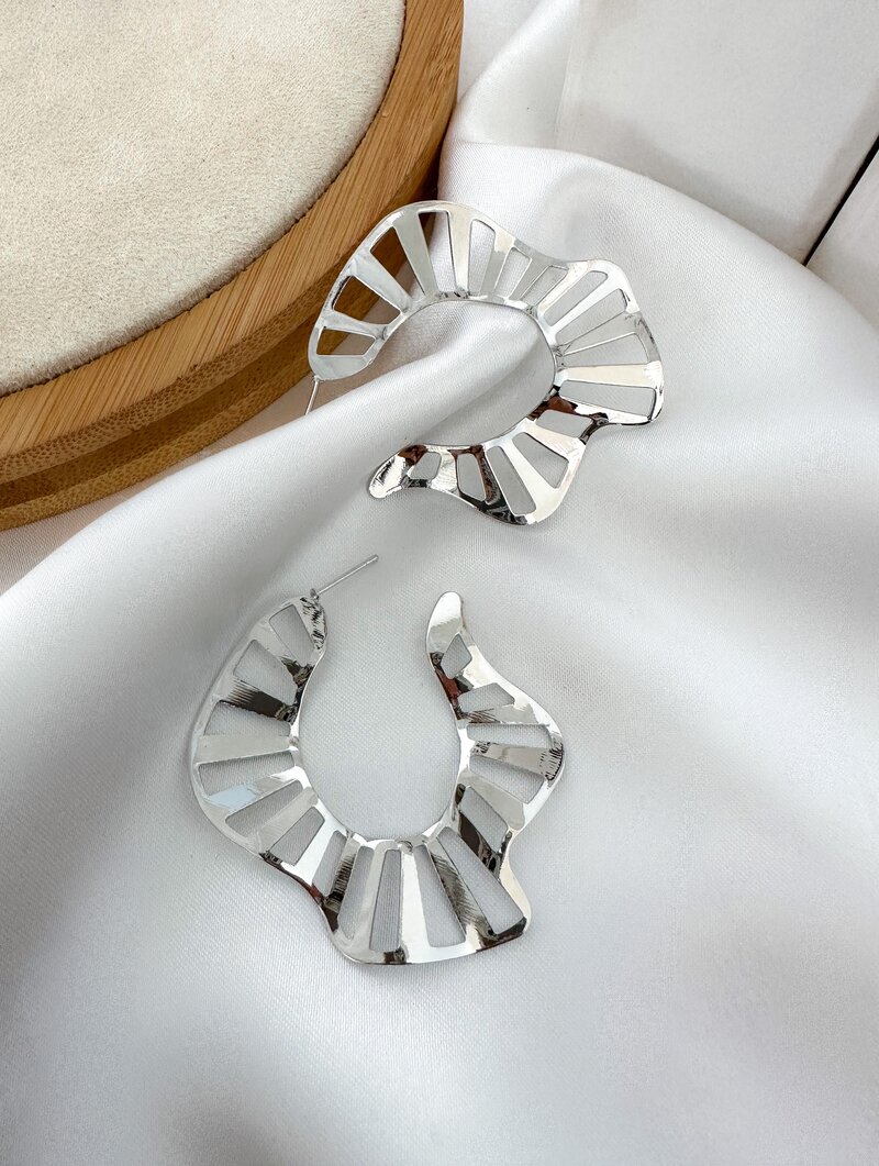 brinco folheado a ouro 18k e prata circulo martelado com detalhes vazados