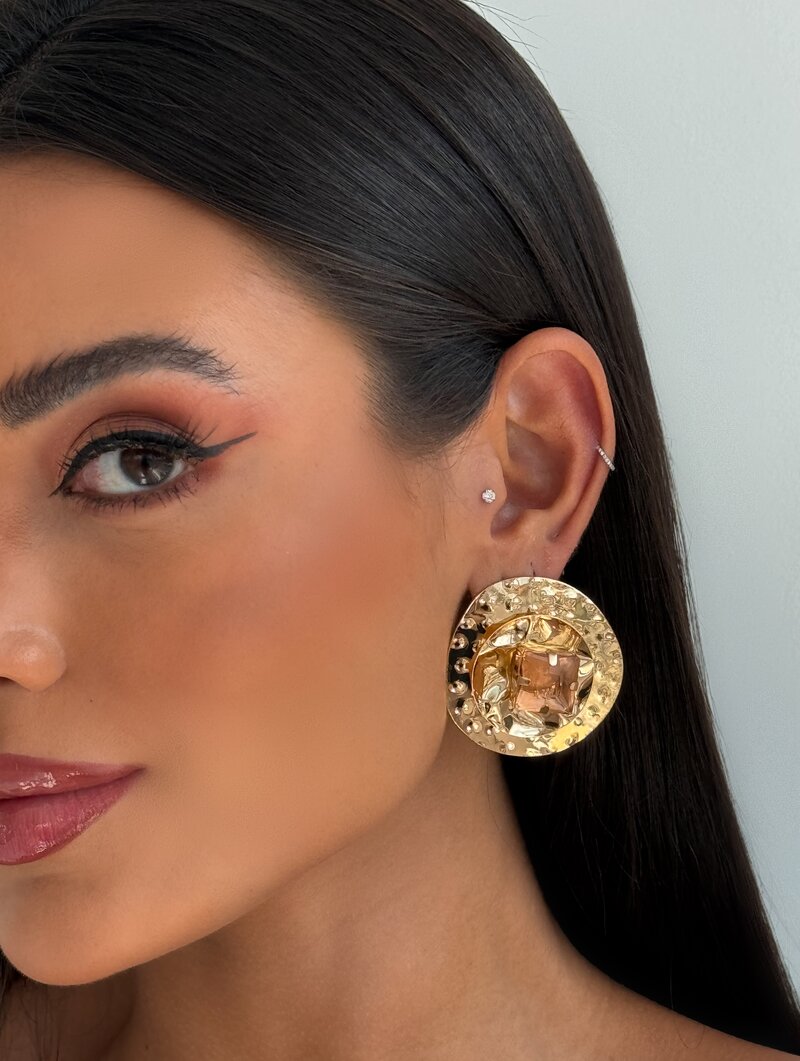 Brinco Folheado a Ouro 18k e Prata Circulo Martelado com Pedra Chaton