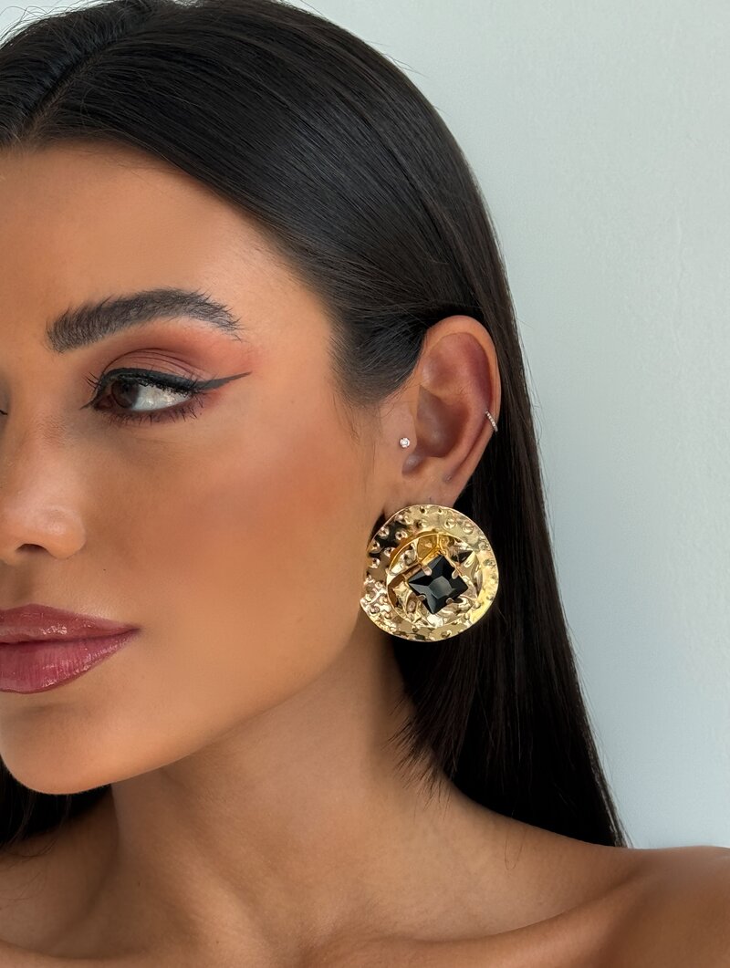 Brinco Folheado a Ouro 18k e Prata Circulo Martelado com Pedra Chaton