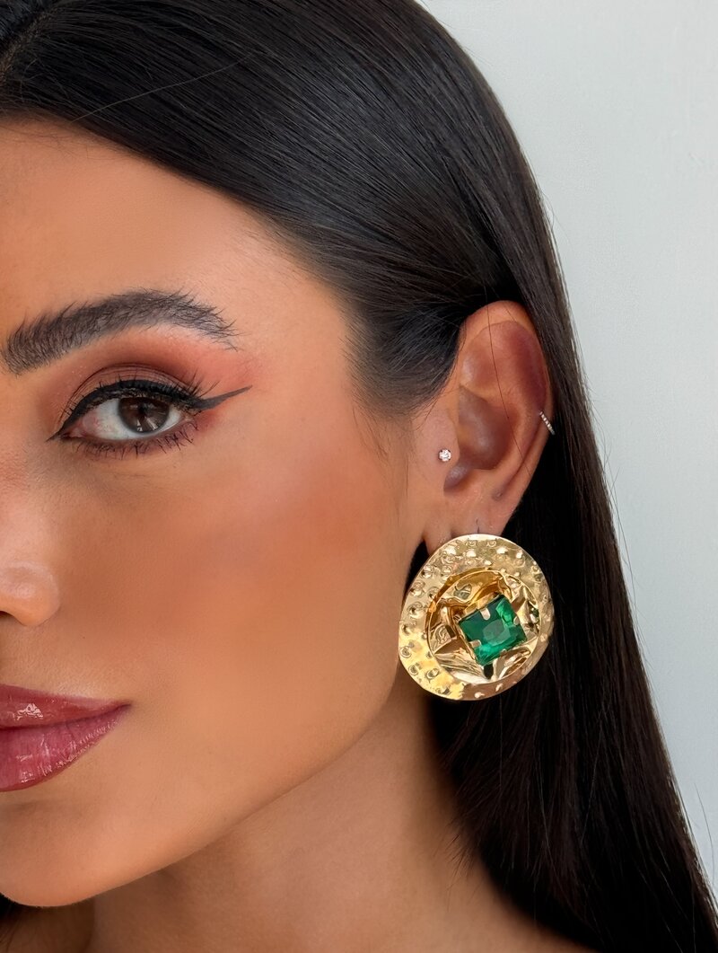 Brinco Folheado a Ouro 18k e Prata Circulo Martelado com Pedra Chaton