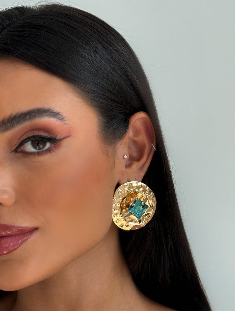 Brinco Folheado a Ouro 18k e Prata Circulo Martelado com Pedra Chaton