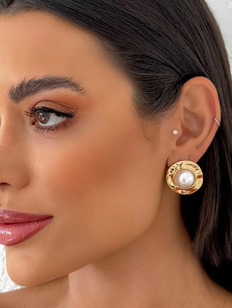 Brinco Folheado a Ouro 18k e Prata Circulo Martelado com Pérola