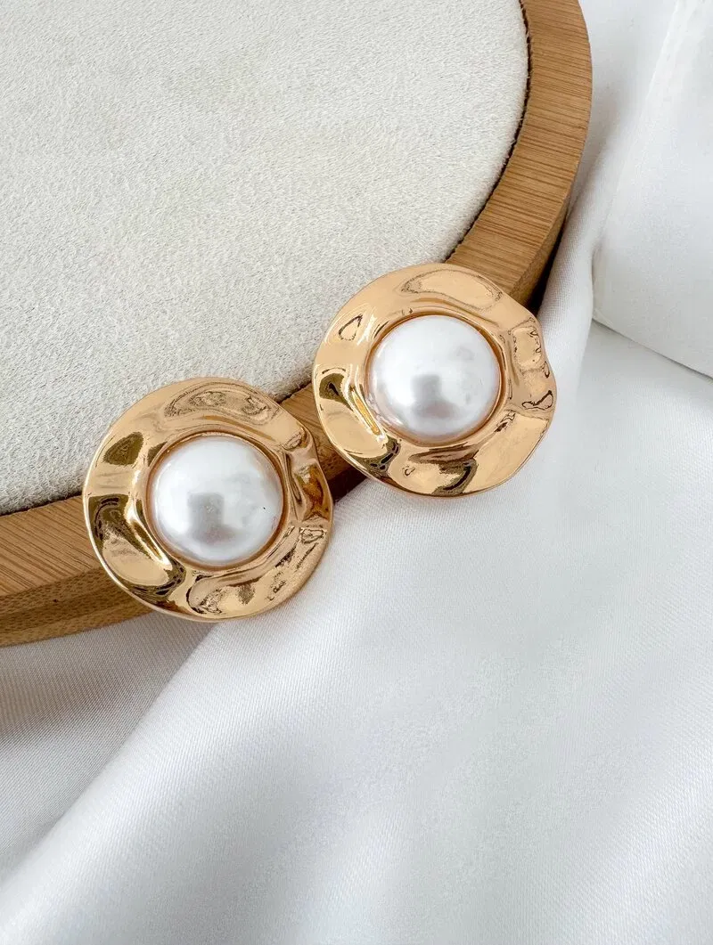 Brinco Folheado a Ouro 18k e Prata Circulo Martelado com Pérola