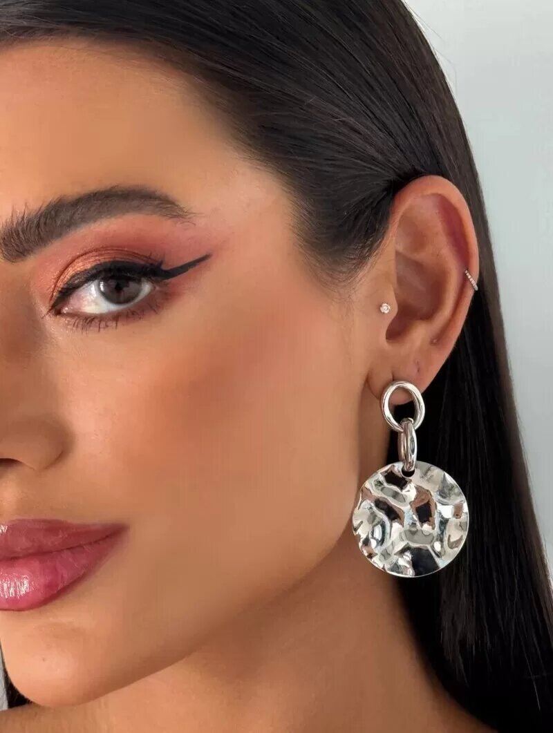 Brinco Folheado a Ouro 18k e Prata Circulo Martelado com Ponteira Elos