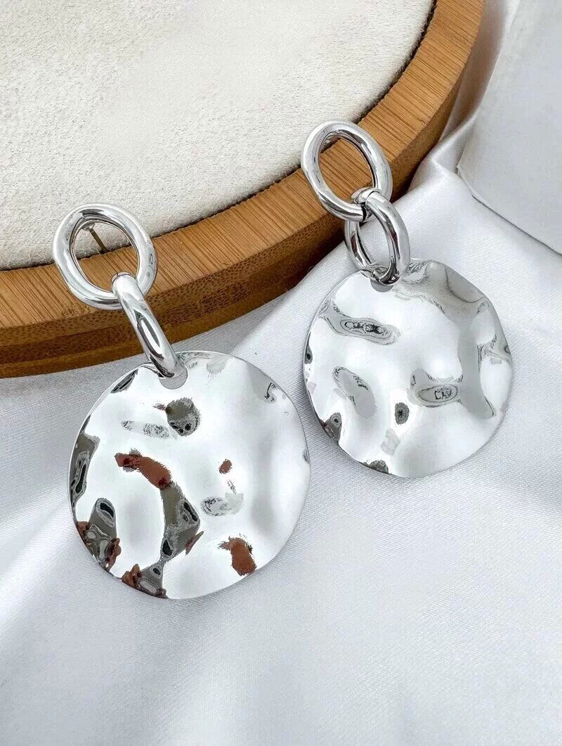 Brinco Folheado a Ouro 18k e Prata Circulo Martelado com Ponteira Elos