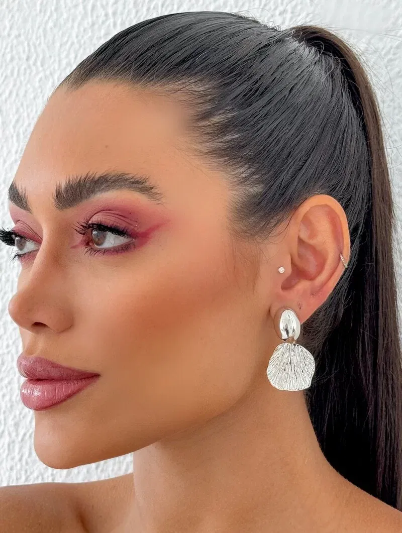 Brinco Folheado a Ouro 18k e Prata Circulo Martelado com Ponteira Lisa