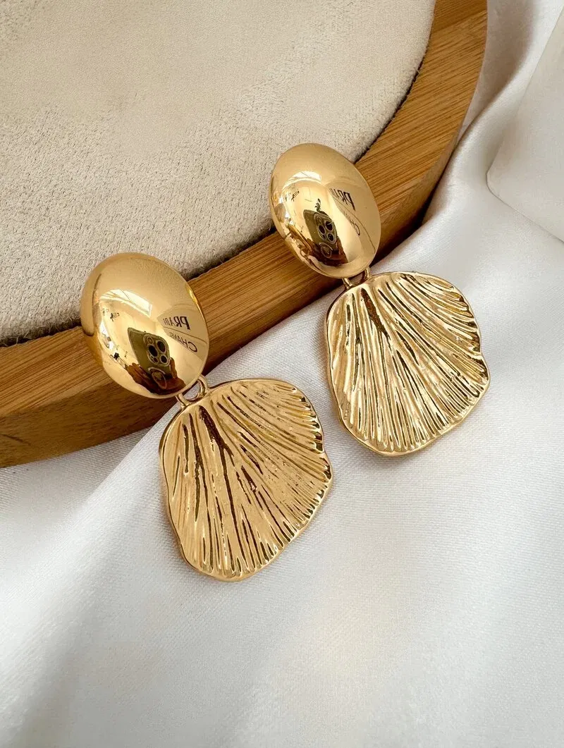 Brinco Folheado a Ouro 18k e Prata Circulo Martelado com Ponteira Lisa