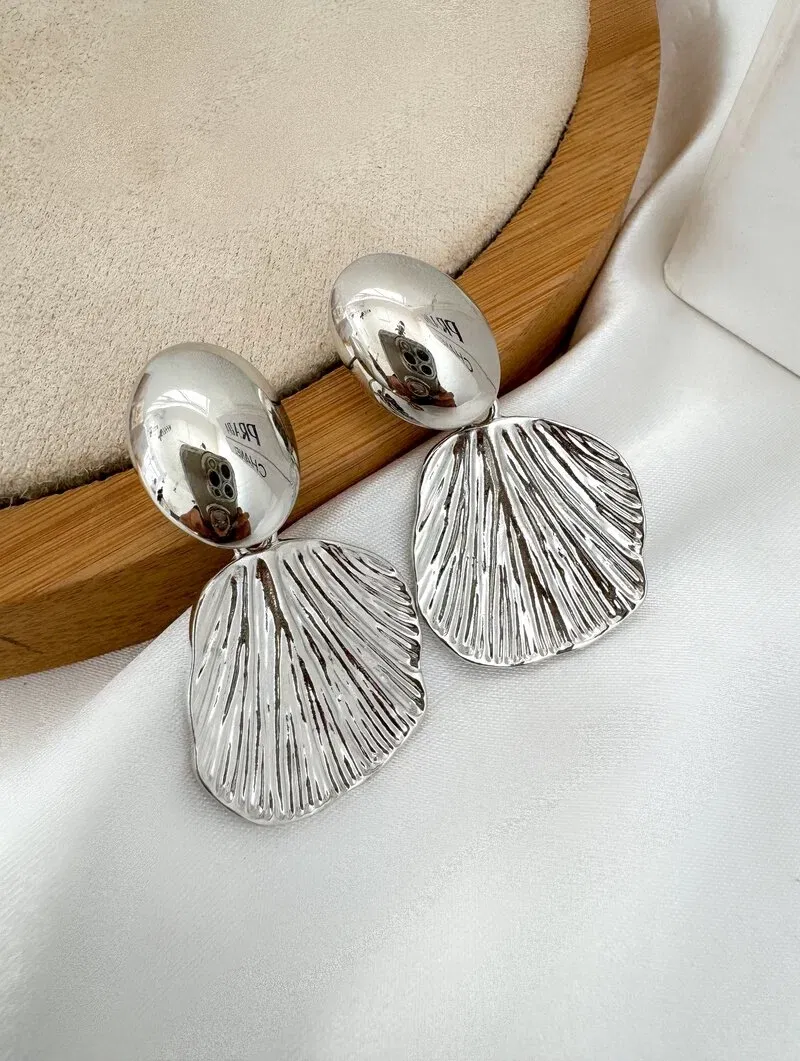 Brinco Folheado a Ouro 18k e Prata Circulo Martelado com Ponteira Lisa