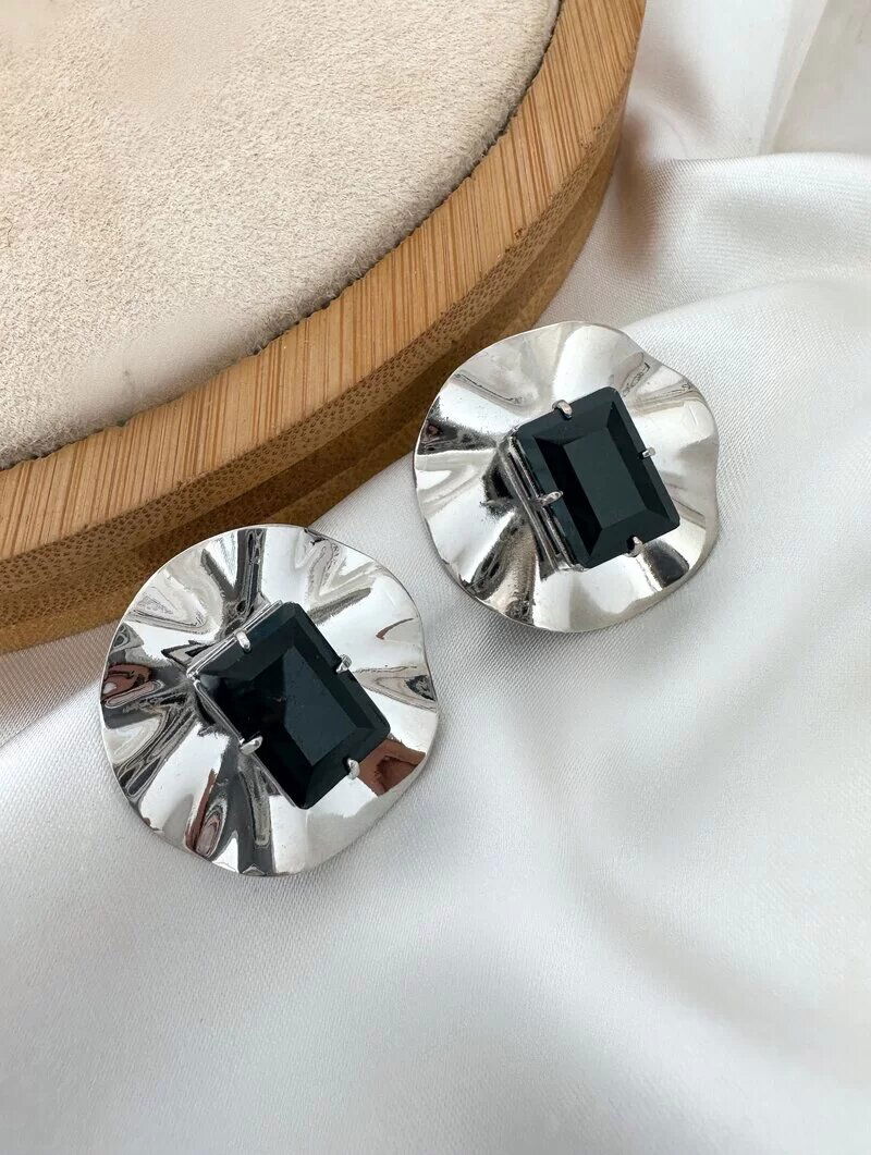 Brinco Folheado a Ouro 18k e Prata Circulo Martelado com Zircônia Central