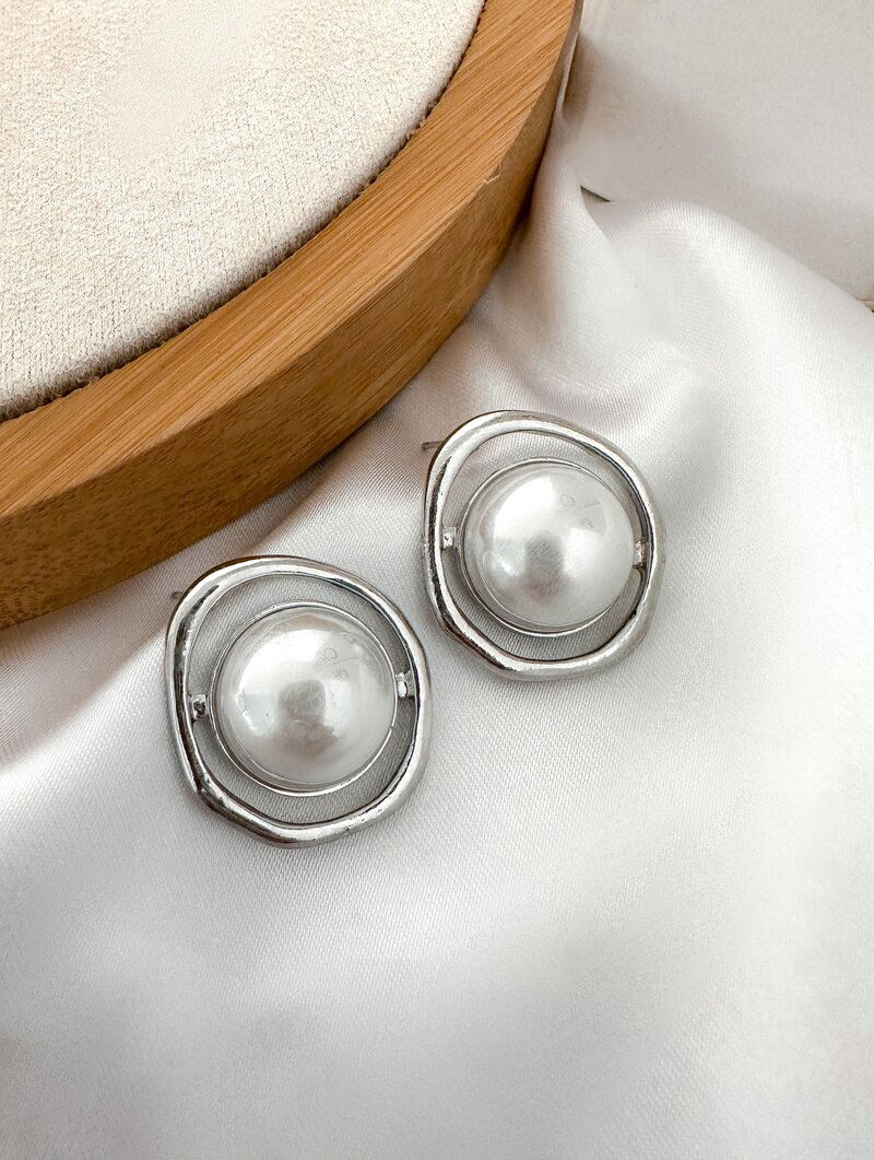 Brinco Folheado a Ouro 18k e Prata Circulo Vazado com Pérola Central