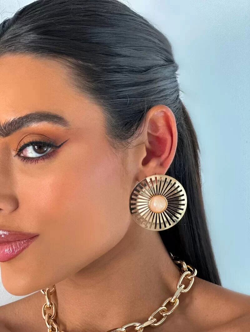 Brinco folheado a ouro 18k e prata circulo vazado com pérola central