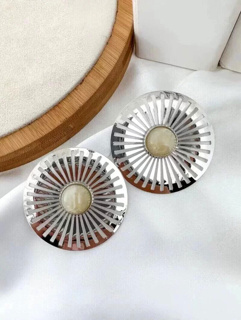 Brinco folheado a ouro 18k e prata circulo vazado com pérola central