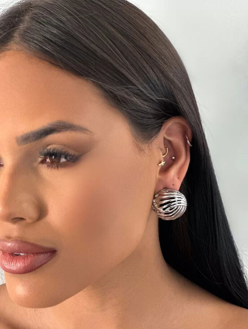 Brinco Folheado a Ouro 18K e Prata Circulos Botton Listrado Vazados
