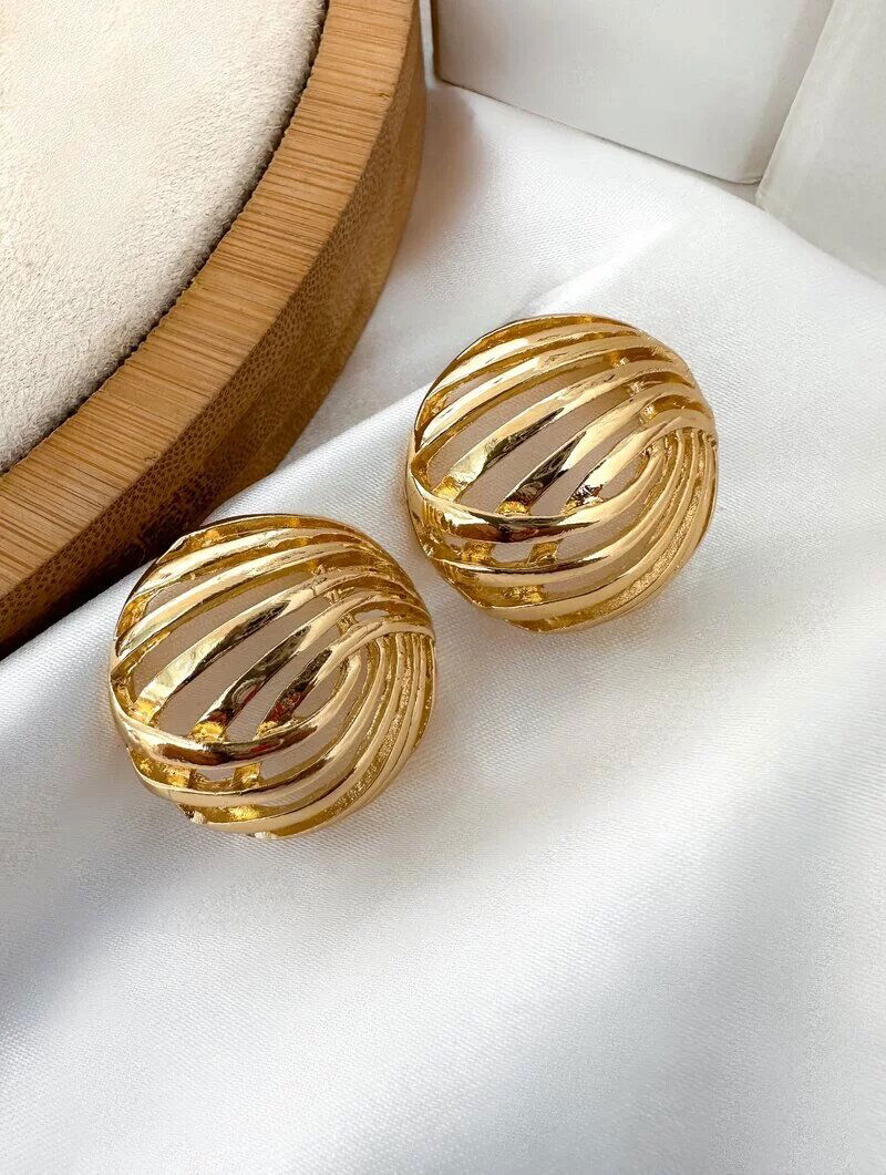 Brinco Folheado a Ouro 18K e Prata Circulos Botton Listrado Vazados