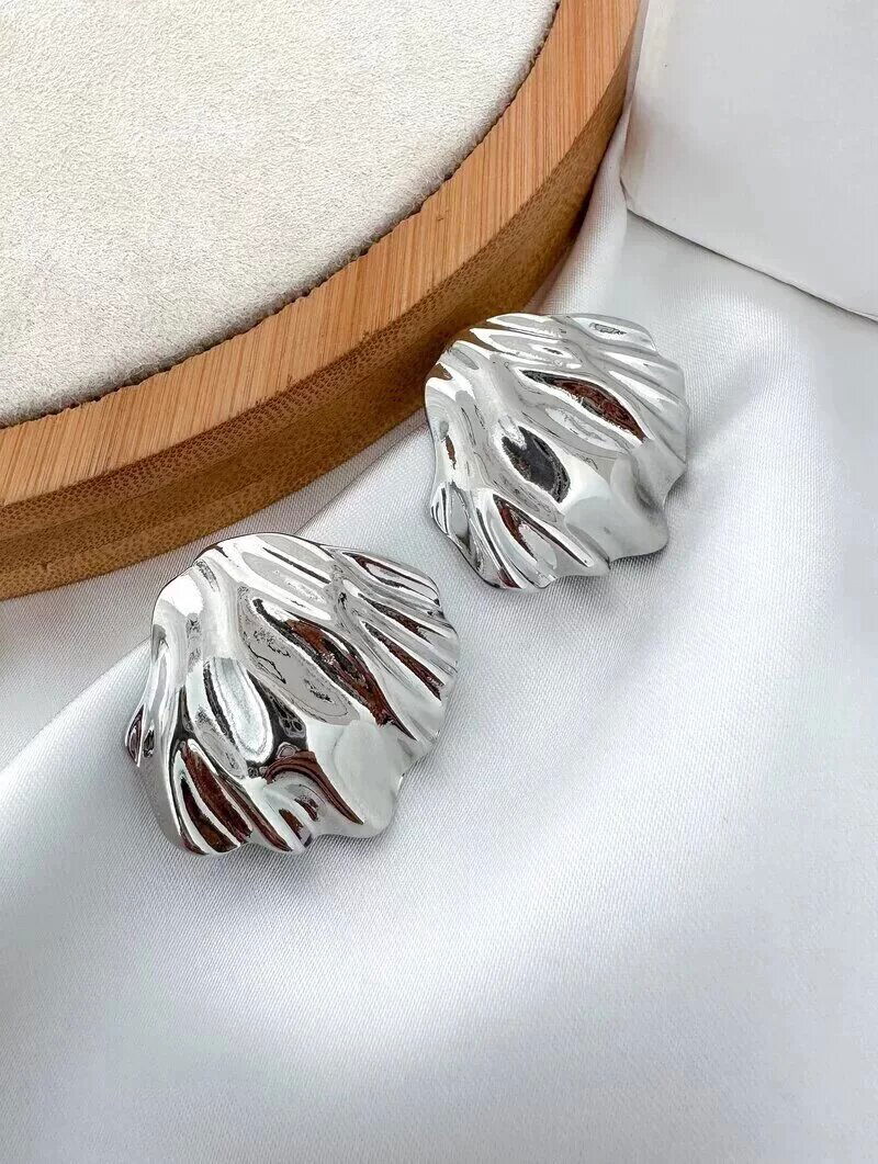 Brinco Folheado a Ouro 18k e Prata Concha Martelada Lisa