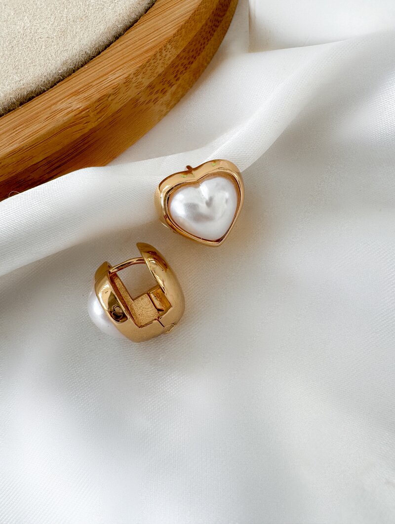 Brinco Folheado a Ouro 18k e Prata Coração com Pérola