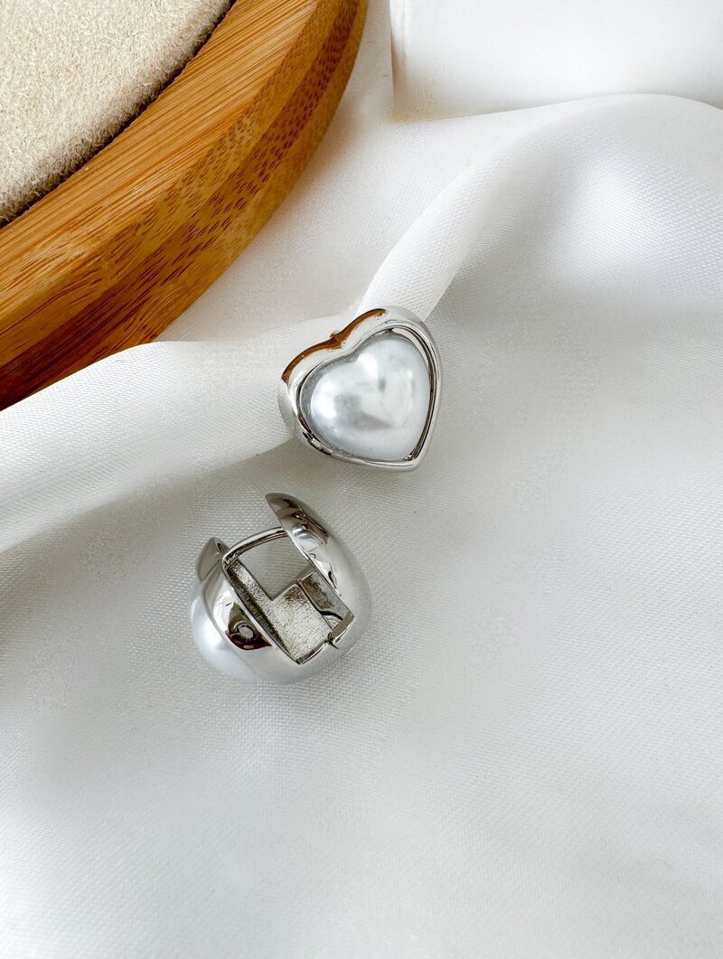 Brinco Folheado a Ouro 18k e Prata Coração com Pérola