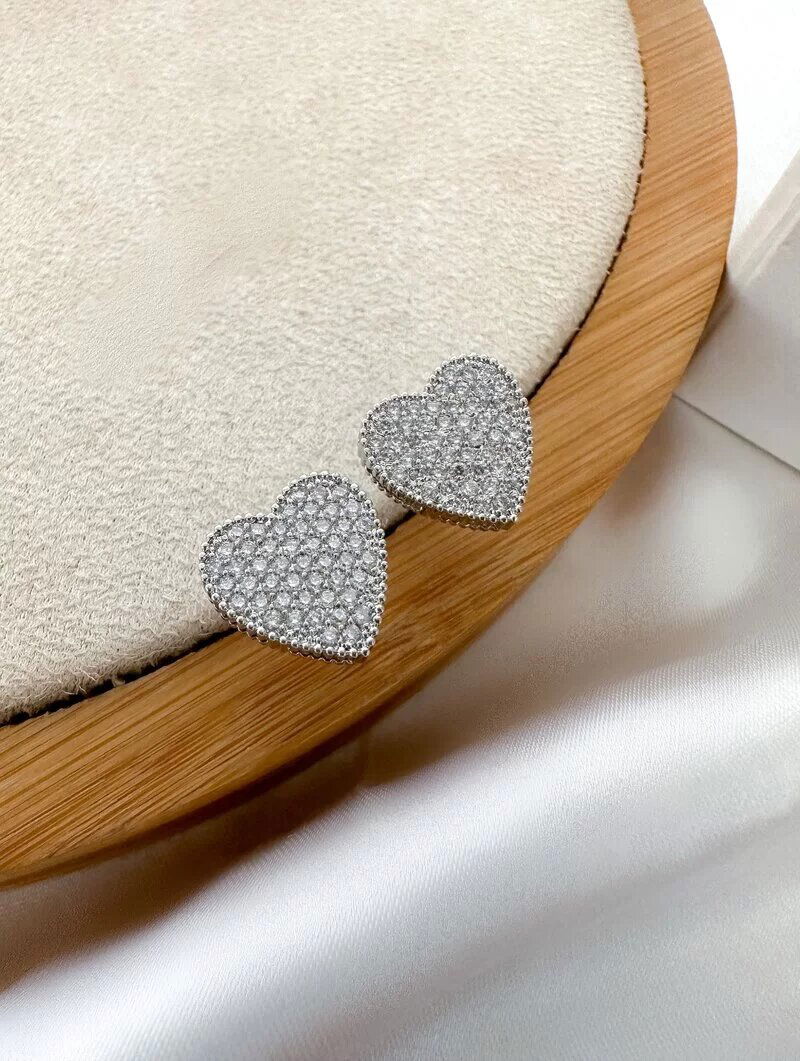 Brinco Folheado a Ouro 18k e Prata Coração Cravejado