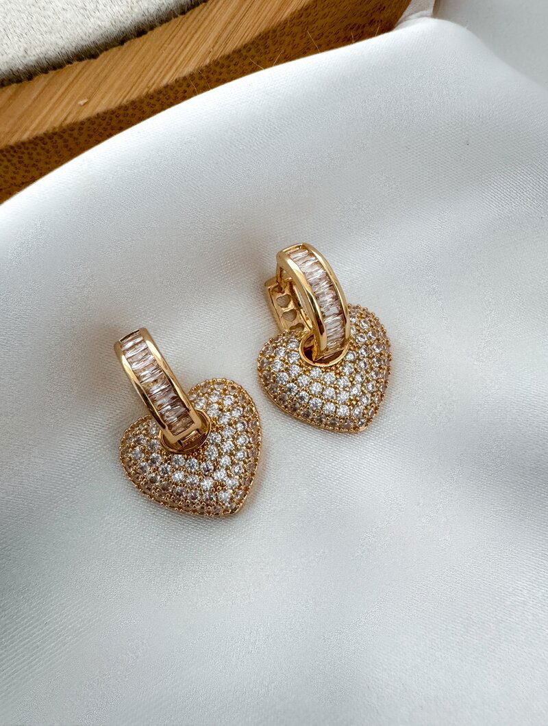 Brinco Folheado a Ouro 18k e Prata Coração Cravejado com Argola de Navetes