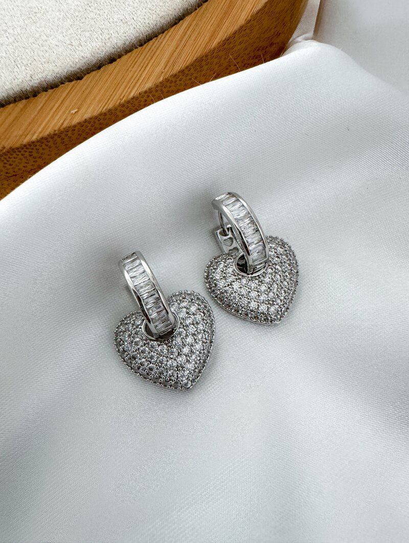 Brinco Folheado a Ouro 18k e Prata Coração Cravejado com Argola de Navetes