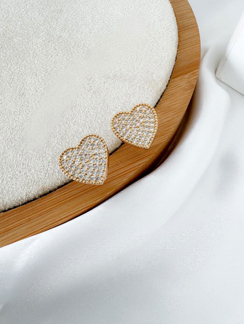 Brinco Folheado a Ouro 18k e Prata Coração Cravejado com Micro Zircônias