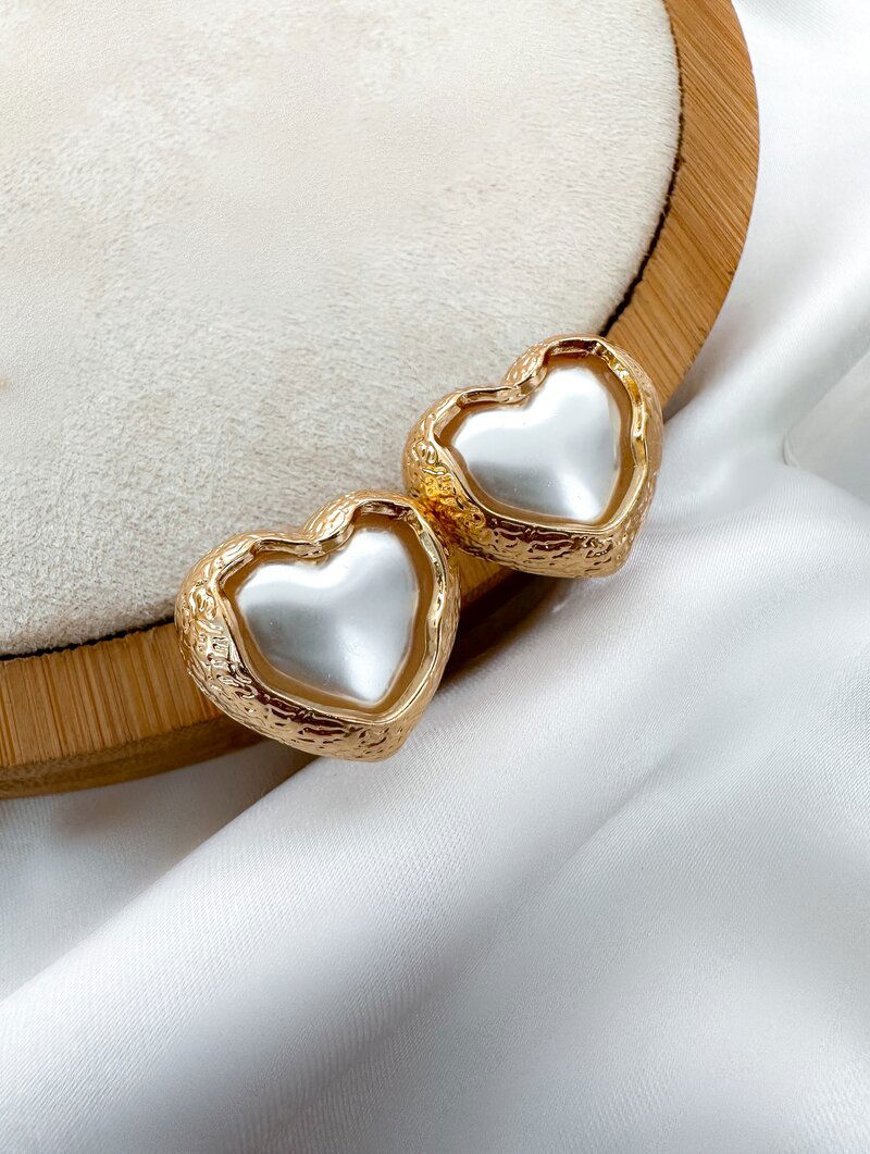 Brinco Folheado a prata Coração de Pérola com Borda Texturizada