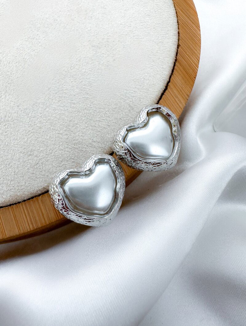 Brinco Folheado a prata Coração de Pérola com Borda Texturizada