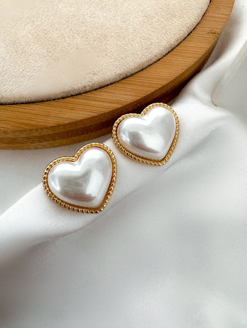 Brinco Folheado a prata Coração de Pérola com Borda Texturizada