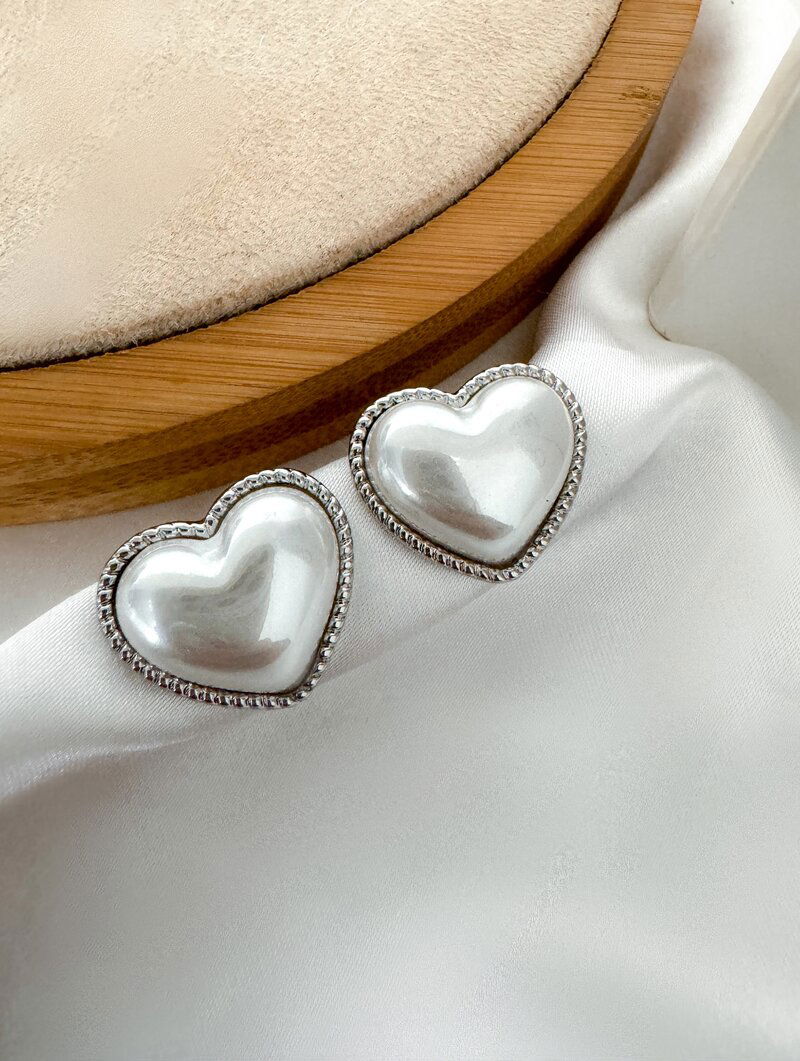 Brinco Folheado a prata Coração de Pérola com Borda Texturizada