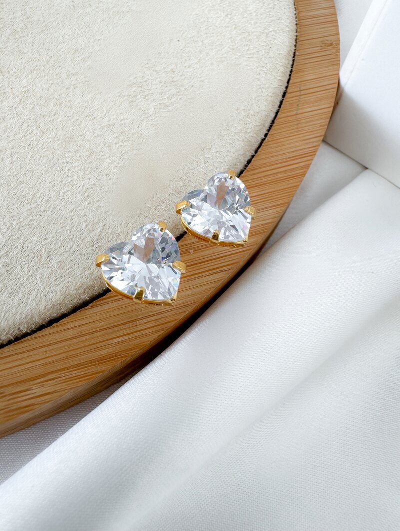 Brinco Folheado a Ouro 18k e Prata Coração de Zircônia Cristal