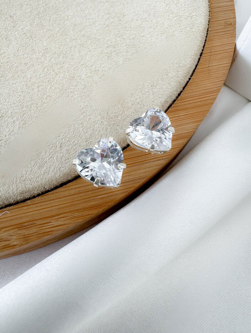 Brinco Folheado a Ouro 18k e Prata Coração de Zircônia Cristal