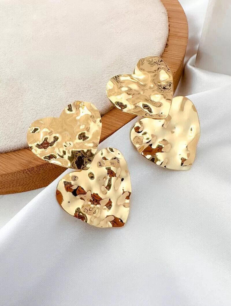 Brinco folheado a ouro 18k e prata coração duplo martelado