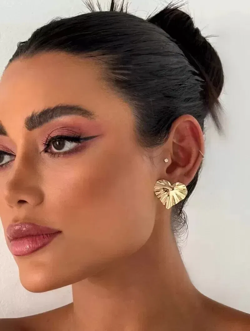 Brinco Folheado a Ouro 18k e Prata Coração Liso Martelado