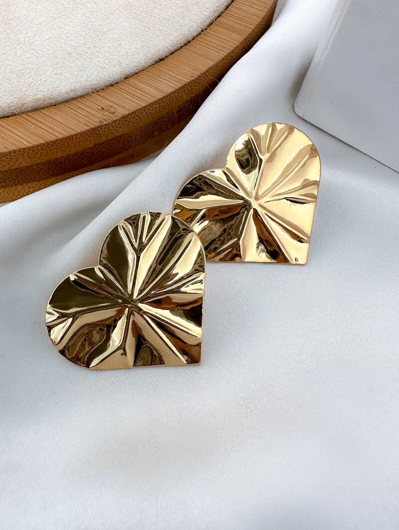 Brinco Folheado a Ouro 18k e Prata Coração Martelado