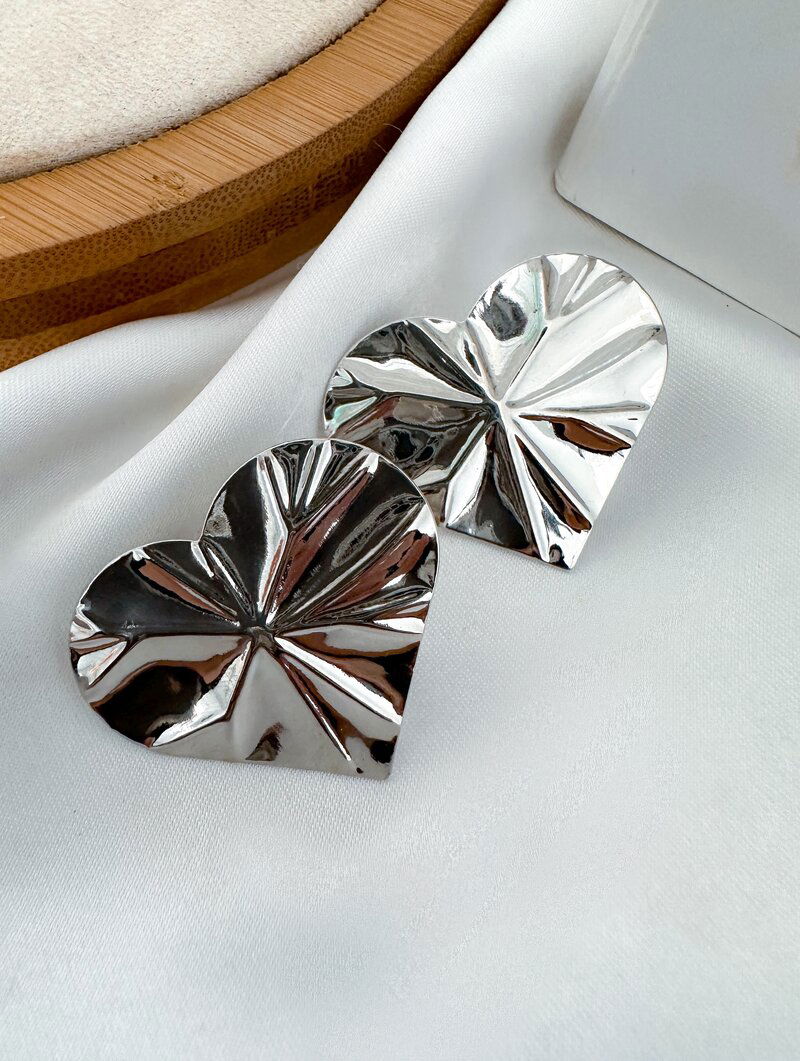 Brinco Folheado a Ouro 18k e Prata Coração Martelado