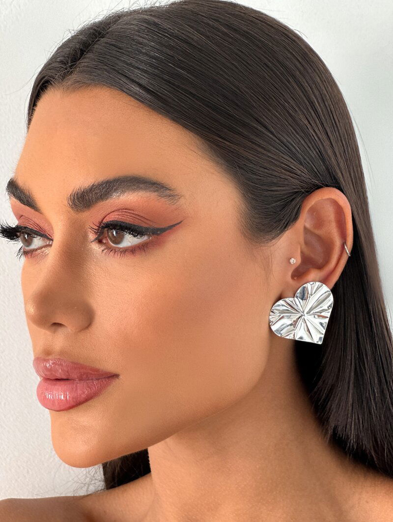 Brinco Folheado a Ouro 18k e Prata Coração Martelado