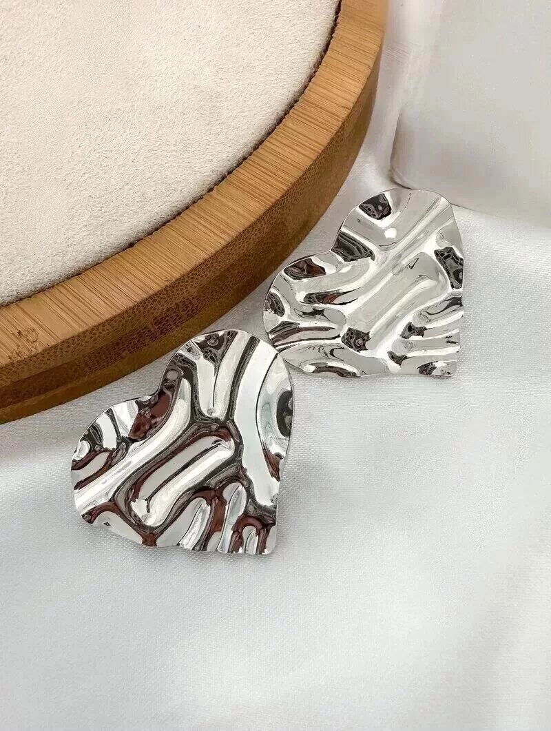 Brinco Folheado a Ouro 18k e Prata Coração Martelado