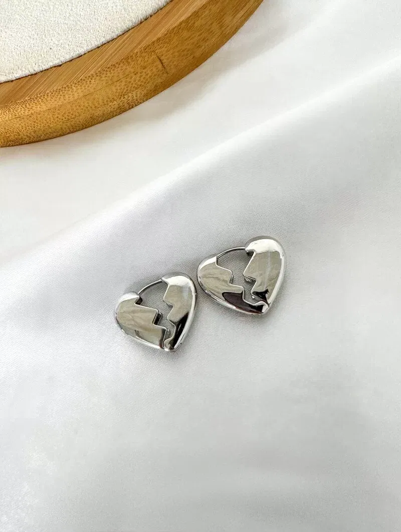 Brinco Folheado a Ouro 18k e Prata Coração Partido com Fecho Click